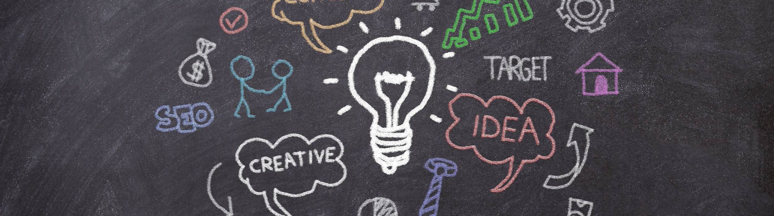     Query riuscita  Gemini ha detto  Illustrazione su una lavagna nera con disegni a gessetto colorato che rappresentano un brainstorming: una lampadina centrale accesa circondata da icone di business, grafici e nuvole di testo con parole come 